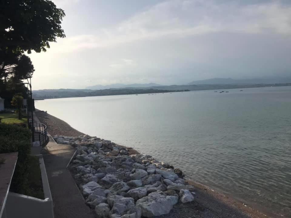 Appartamento Casa Vacanze Spiaggia D'Oro เดเซนซาโนเดลการ์ดา ภายนอก รูปภาพ