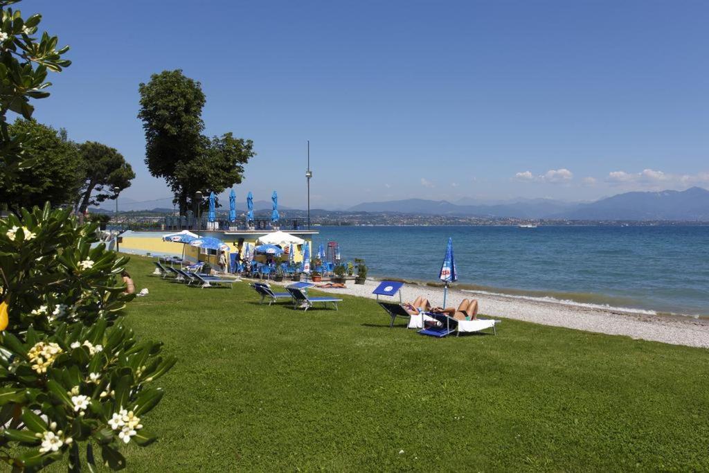 Appartamento Casa Vacanze Spiaggia D'Oro เดเซนซาโนเดลการ์ดา ภายนอก รูปภาพ