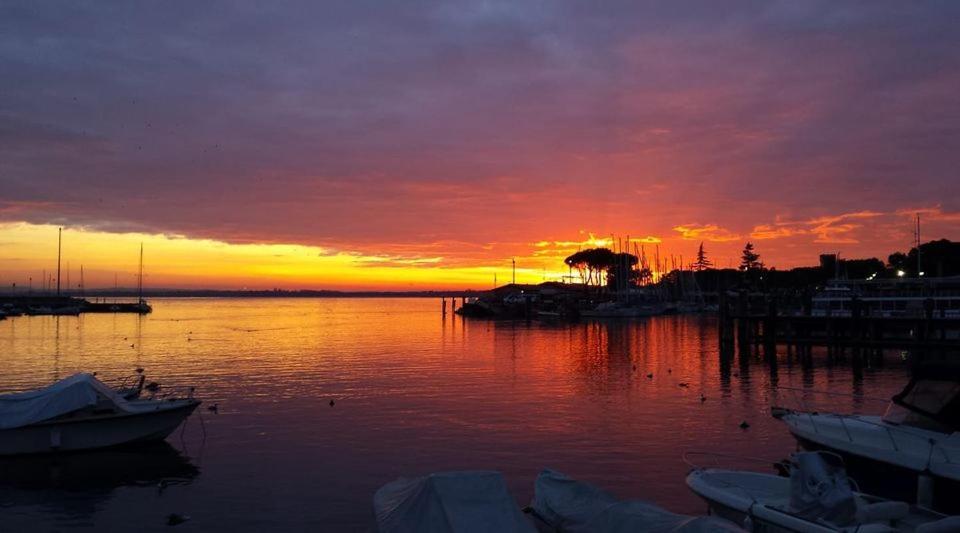 Appartamento Casa Vacanze Spiaggia D'Oro เดเซนซาโนเดลการ์ดา ภายนอก รูปภาพ