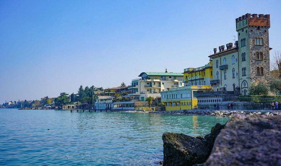 Appartamento Casa Vacanze Spiaggia D'Oro เดเซนซาโนเดลการ์ดา ภายนอก รูปภาพ