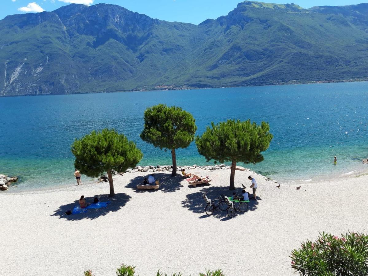 Appartamento Casa Vacanze Spiaggia D'Oro เดเซนซาโนเดลการ์ดา ภายนอก รูปภาพ